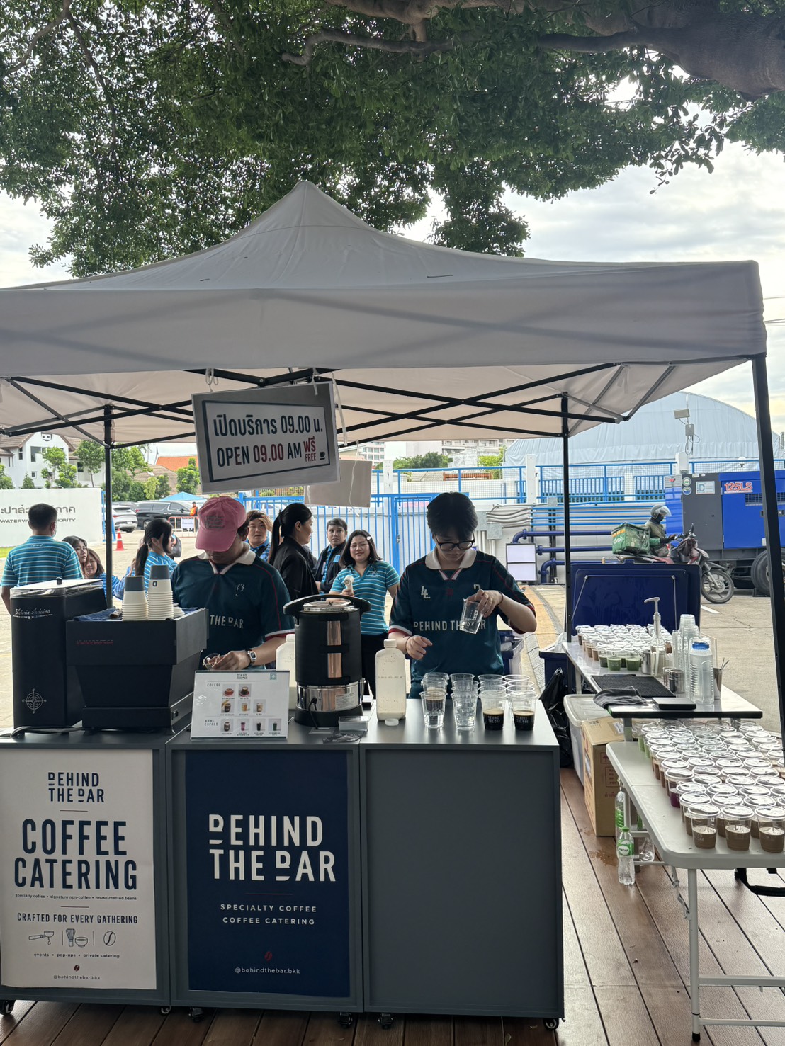 ทีม Behind the Bar ให้บริการเครื่องดื่มจาก mobile coffee cart ในงานกลางแจ้งจริง