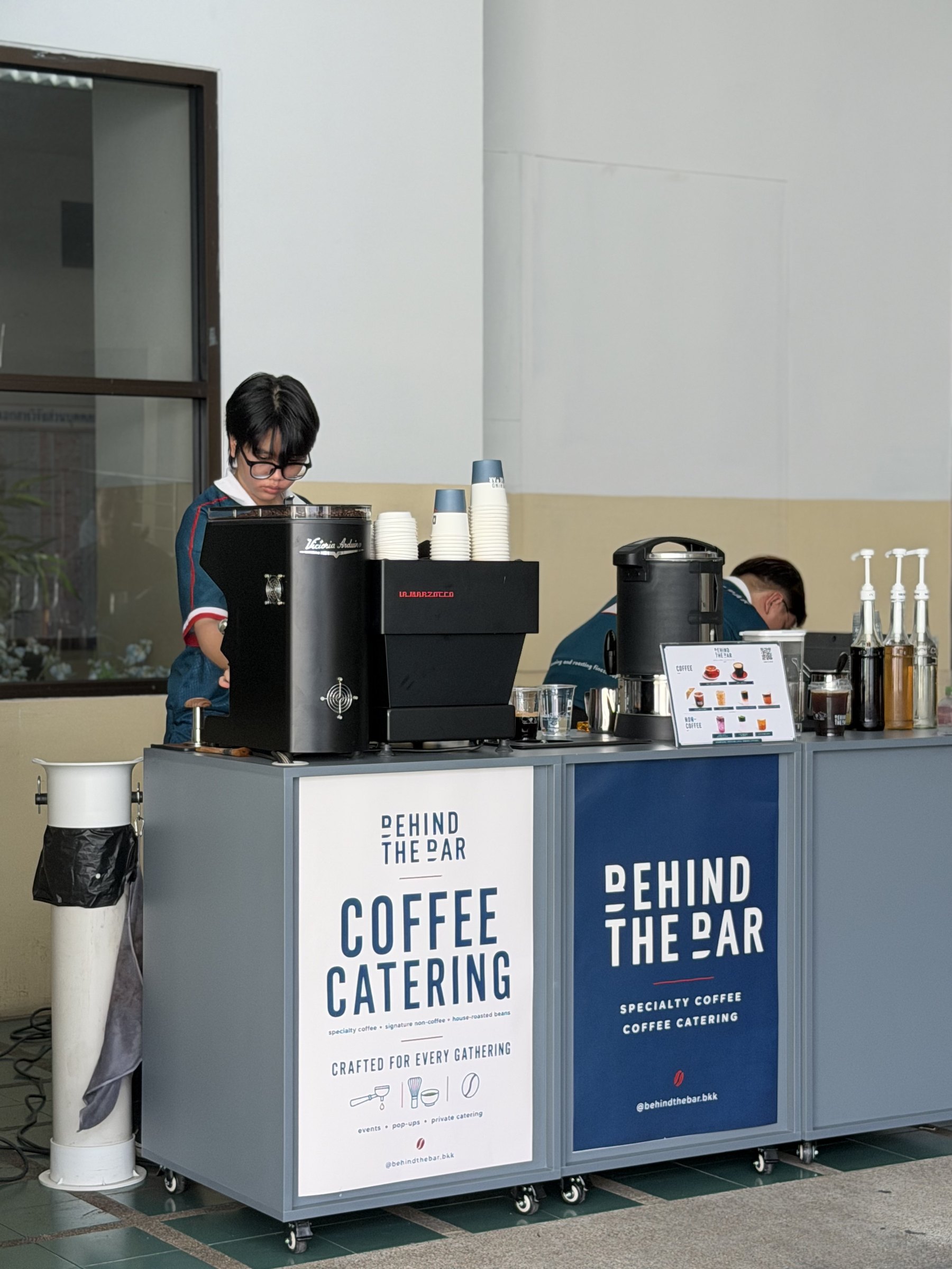 บาริสต้าของ Behind the Bar ให้บริการกาแฟจาก mobile coffee cart ในงานจริง