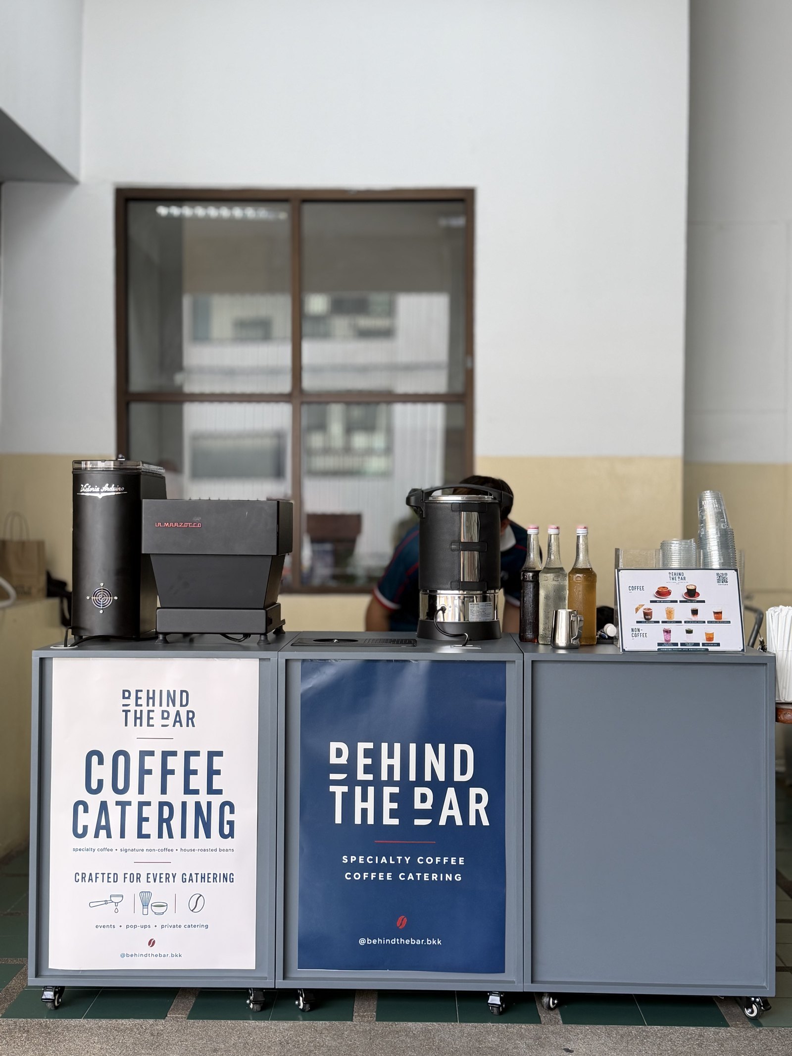 รถเข็นบาร์กาแฟเคลื่อนที่ Behind the Bar พร้อมเครื่องชงกาแฟและเมนูเครื่องดื่มในงานจริง