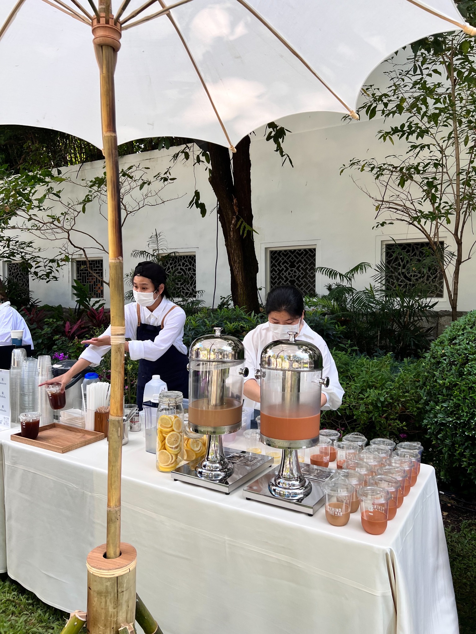 บาร์เครื่องดื่ม Behind the Bar พร้อมเสิร์ฟในงานกลางแจ้ง