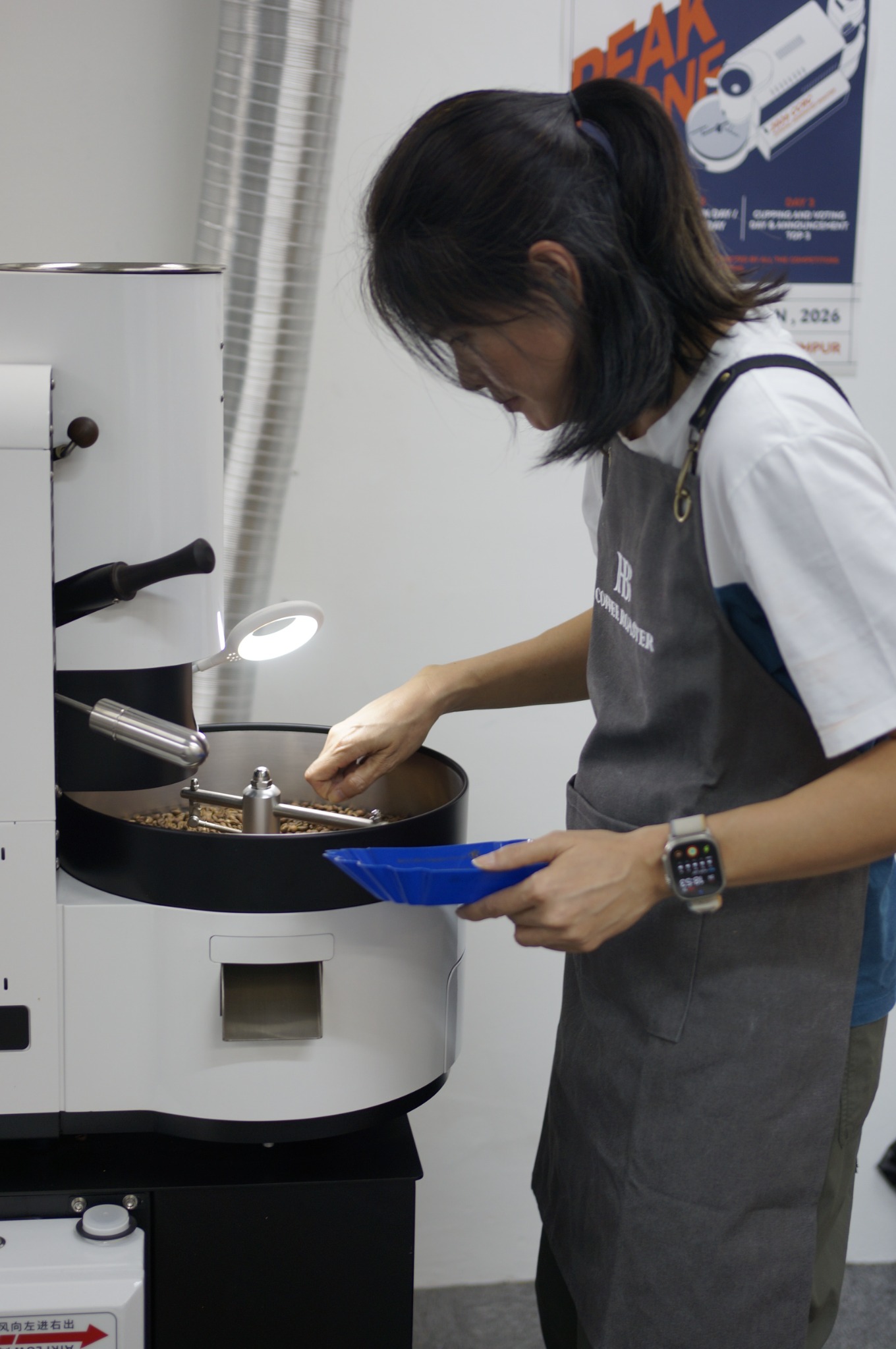 เจ้าของ Behind the Bar ตรวจเมล็ดกาแฟที่คั่วเองจากเครื่องคั่ว